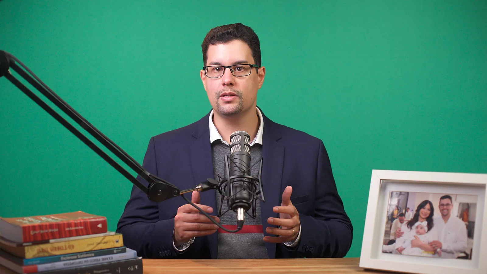 Gravação em chroma key no estúdio, com o fundo verde