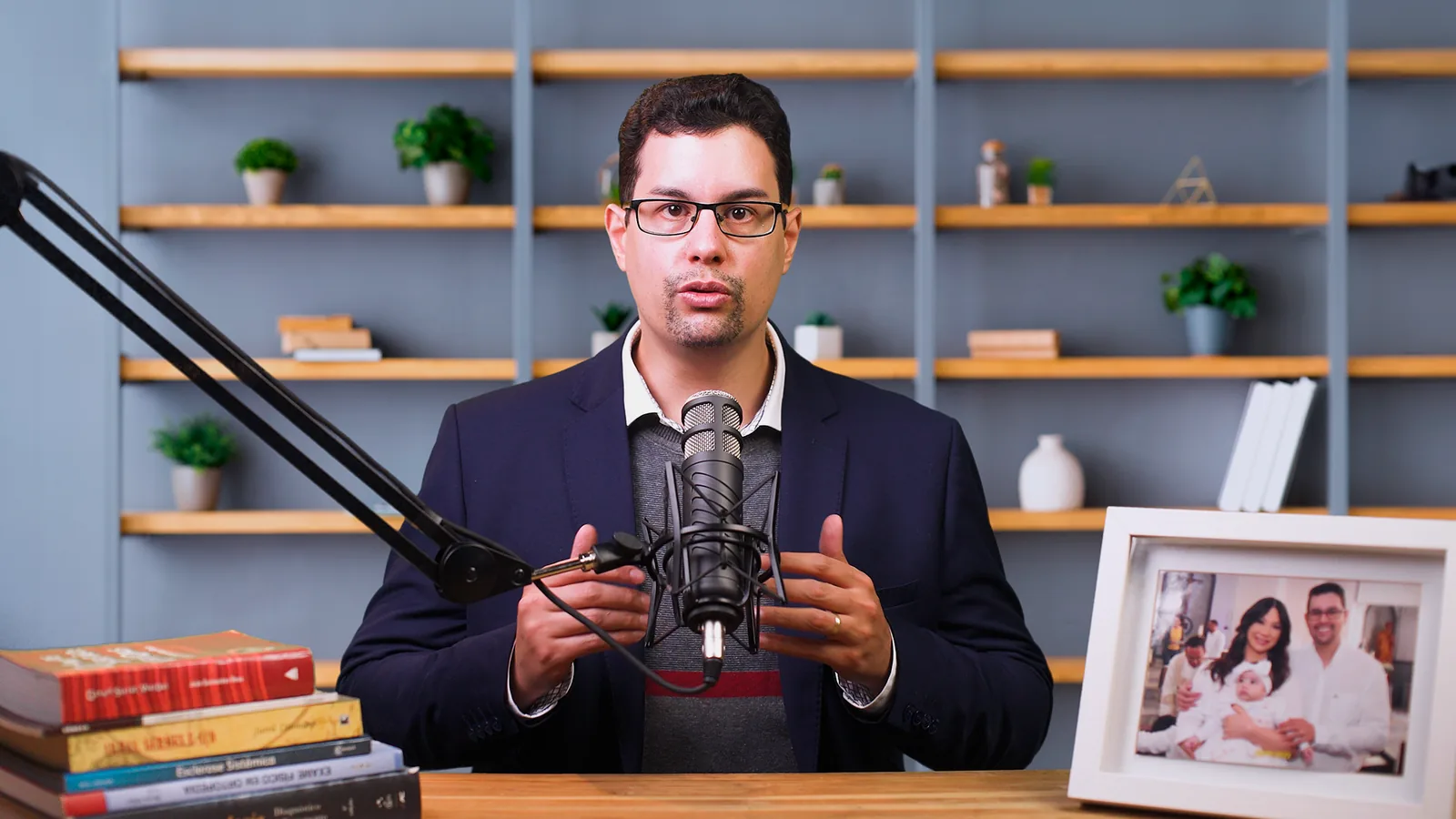 O mesmo vídeo com o cenário virtual aplicado na edição