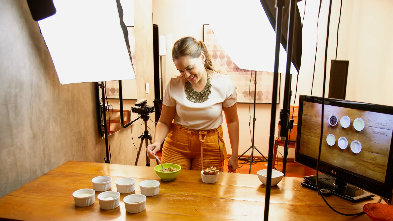 Gravação de curso de gastronomia com duas luzes e monitor