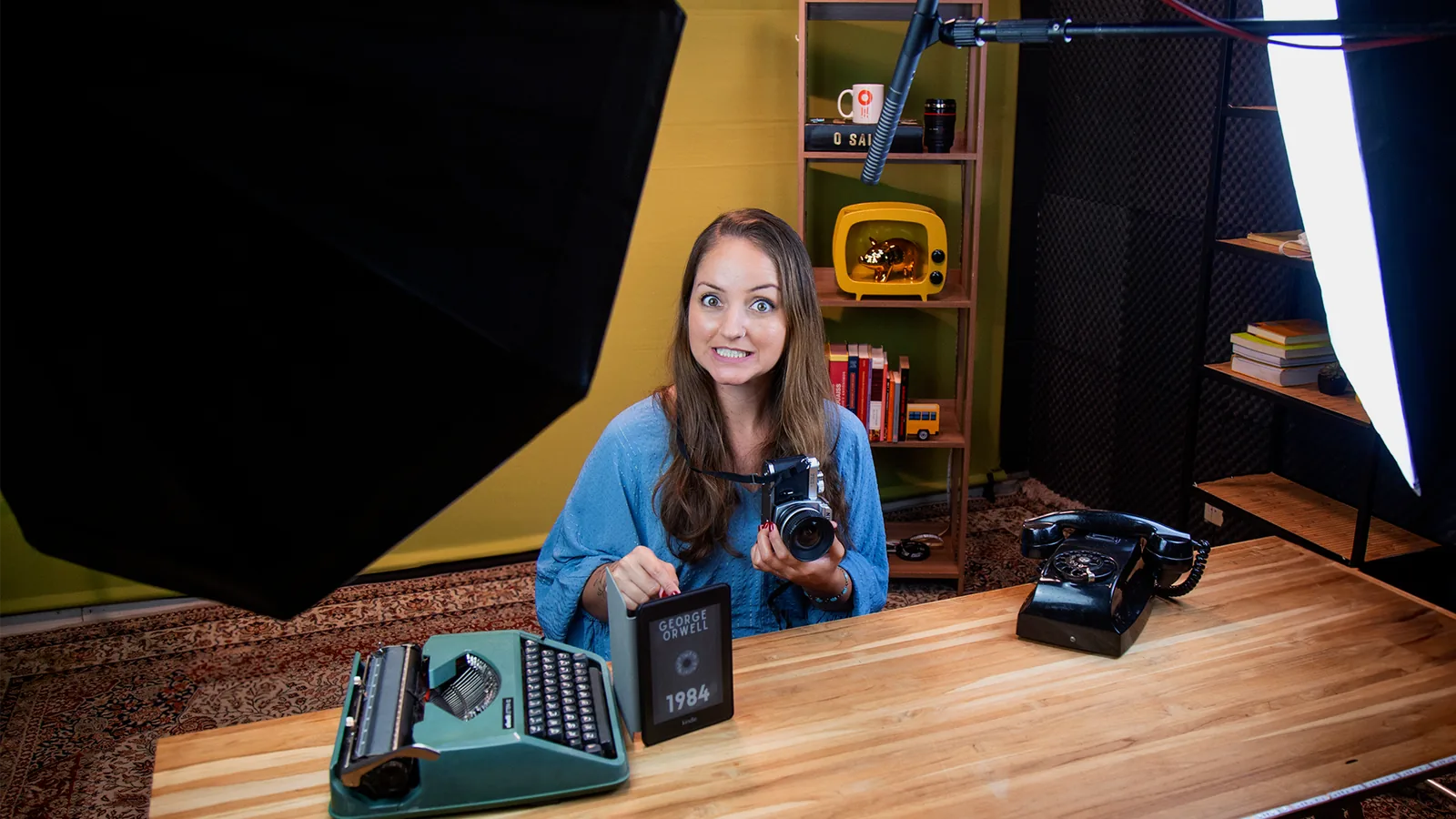 Professora gravando videoaula no estúdio