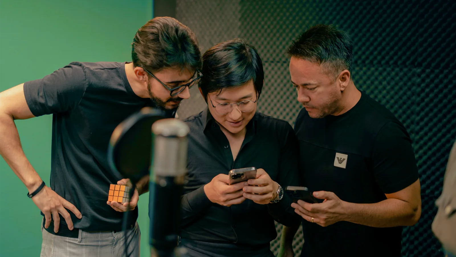 Equipe da Linha & Pedra conferindo uma gravação no estúdio