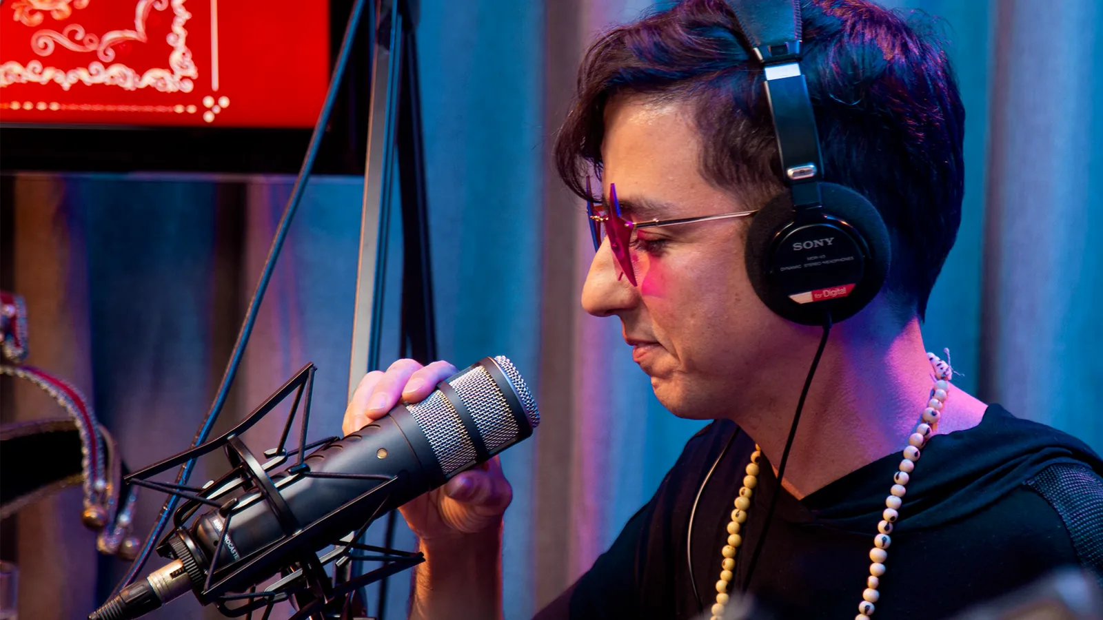 Participante de podcast ao microfone