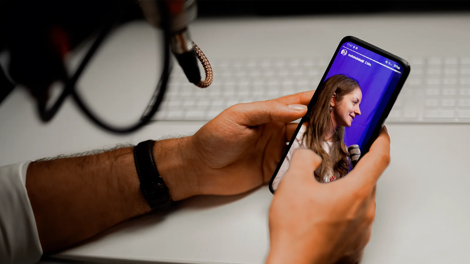 Corte de podcast sendo assistido no celular