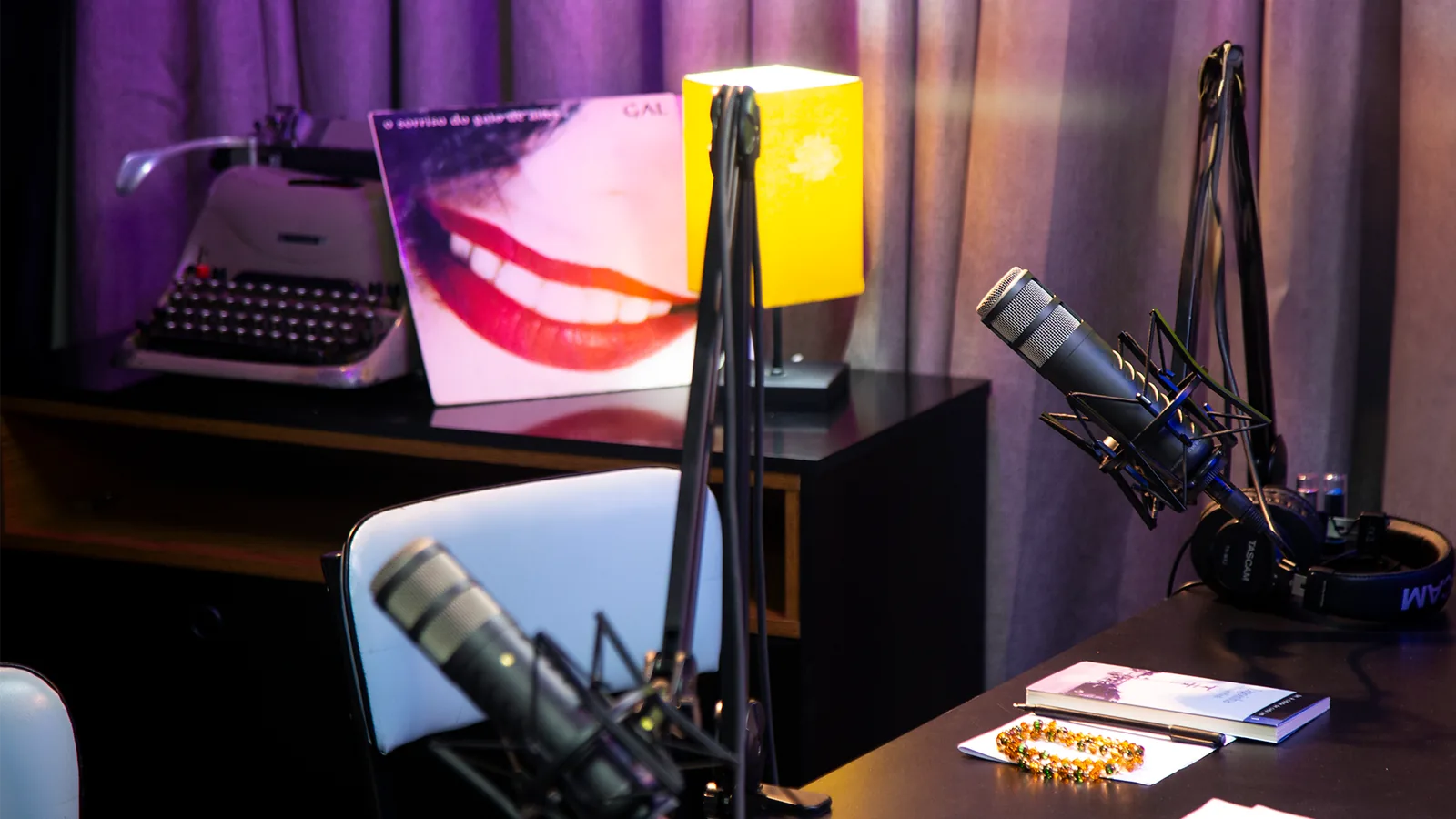 Microfones e cenário montados para gravação de podcast