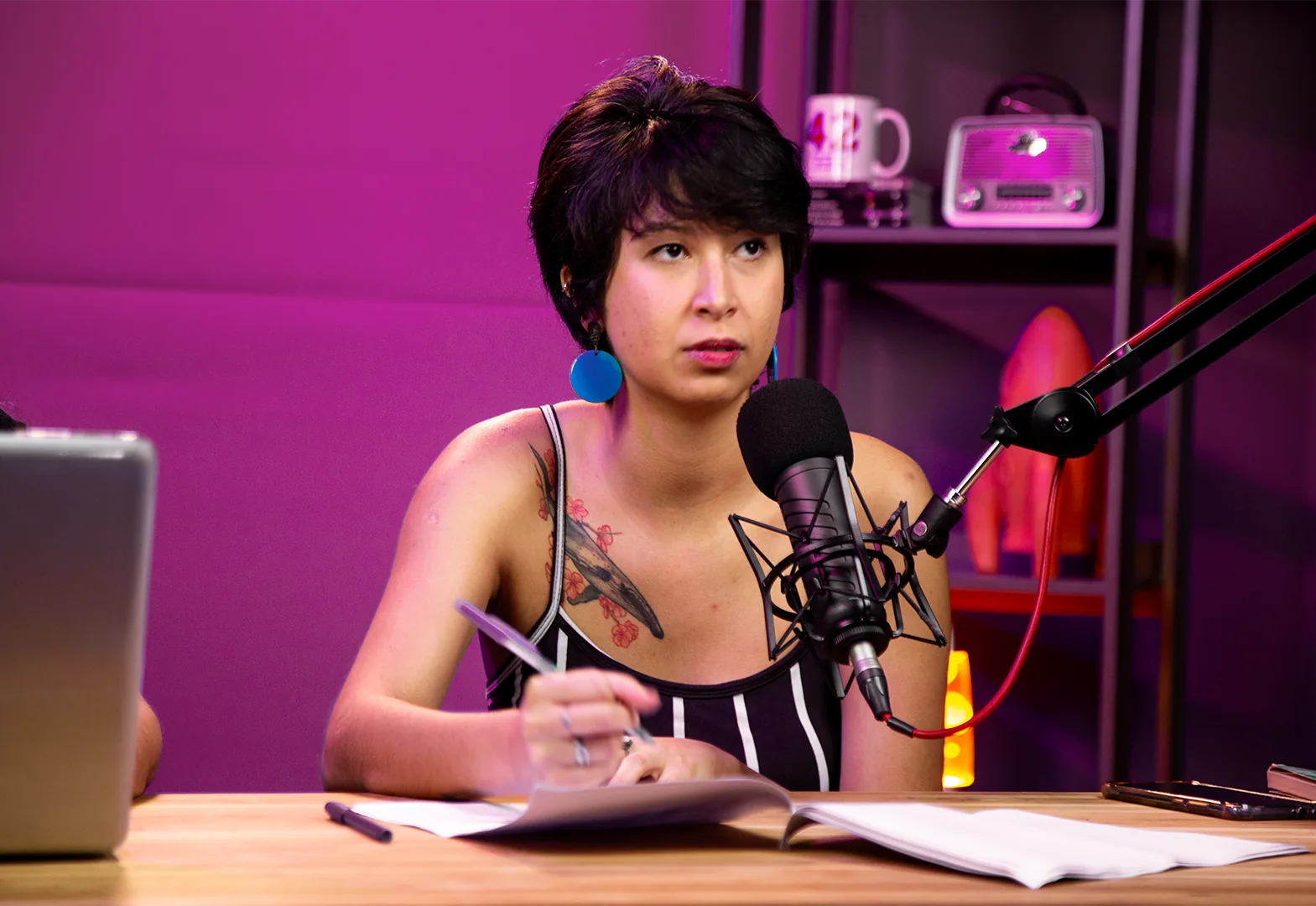 Apresentadora de podcast em cenário roxo