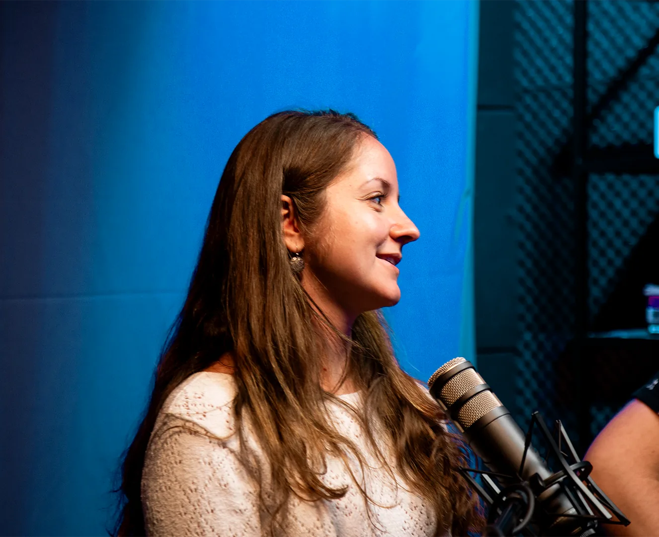 Participante de podcast em cenário azul