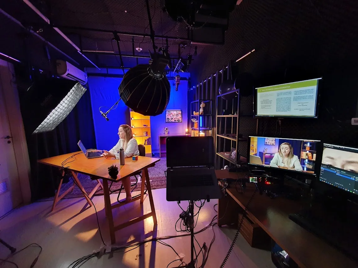 Gravação de videoaula no estúdio da Linha & Pedra
