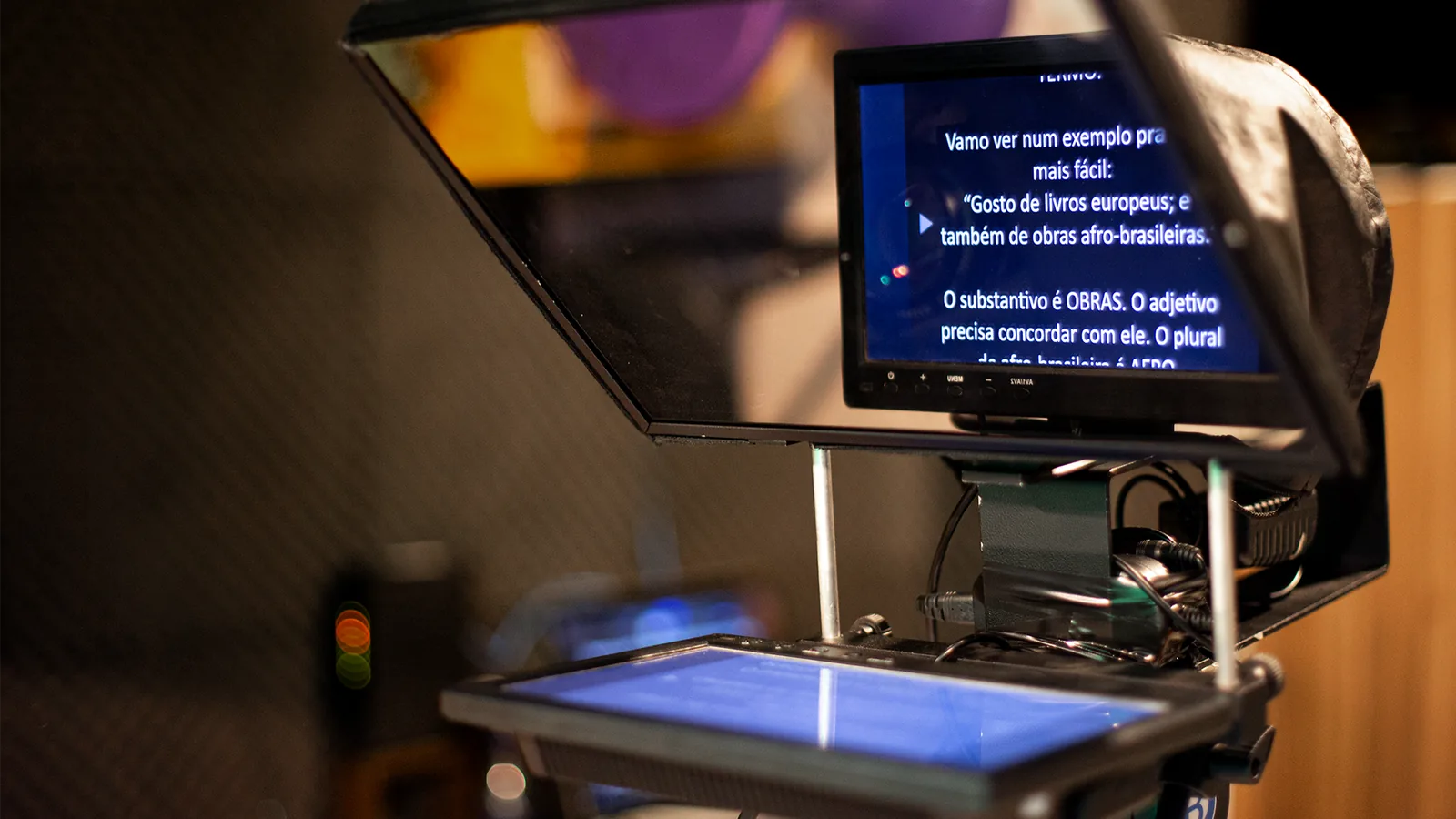 Teleprompter do estúdio mostrando o texto na frente da câmera